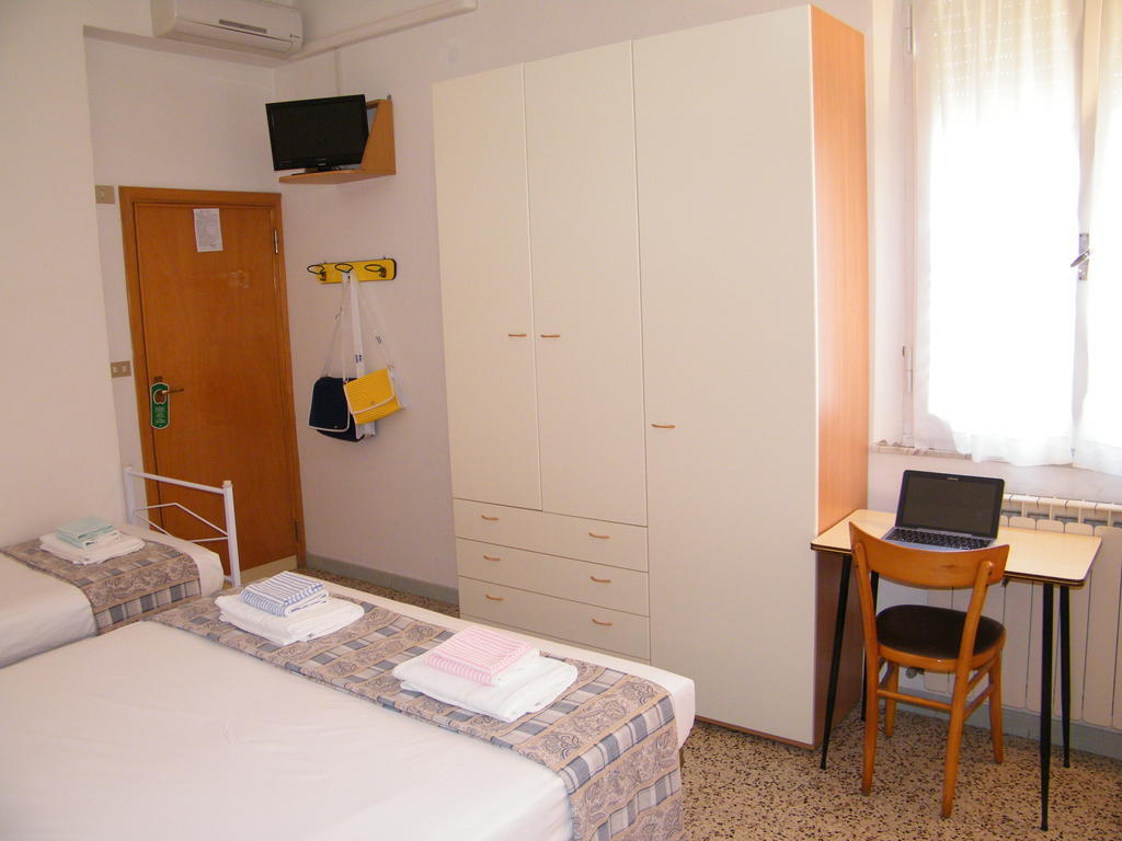 Hotel Nuovo Fiore Cattolica Rum bild