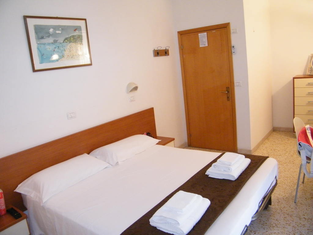 Hotel Nuovo Fiore Cattolica Rum bild