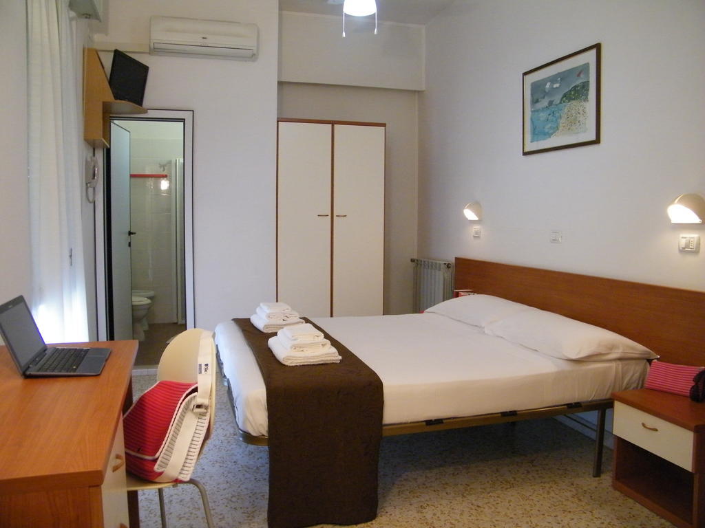 Hotel Nuovo Fiore Cattolica Rum bild