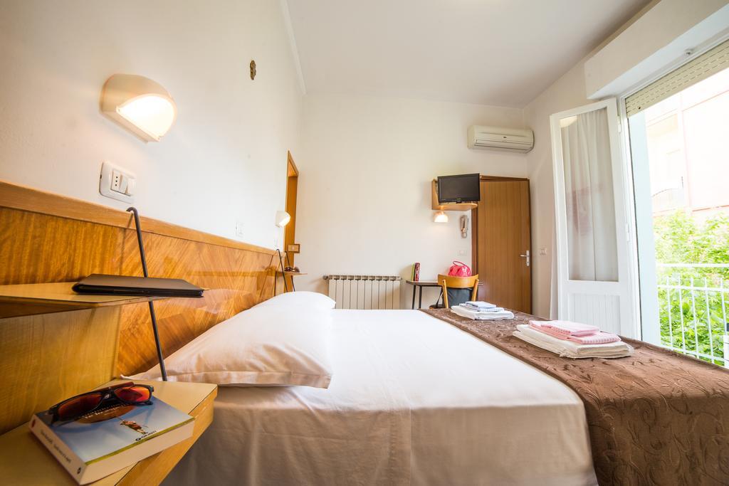 Hotel Nuovo Fiore Cattolica Rum bild
