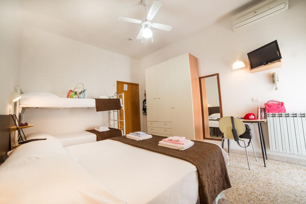 Hotel Nuovo Fiore Cattolica Rum bild