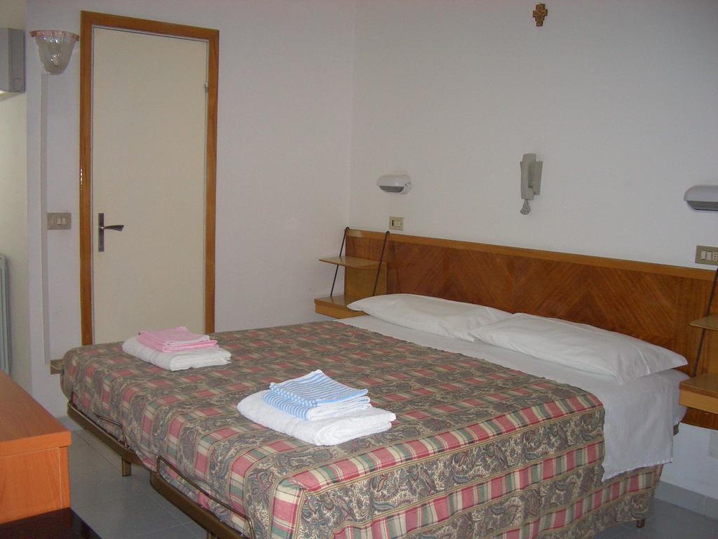 Hotel Nuovo Fiore Cattolica Rum bild